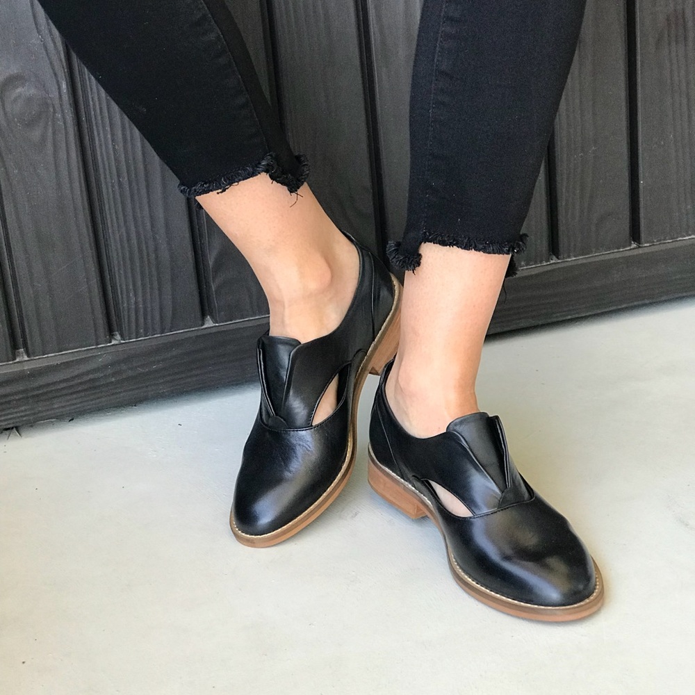 Cut Out Laceless Boyfriend Loafer Oxfords - Picture 6 of 8